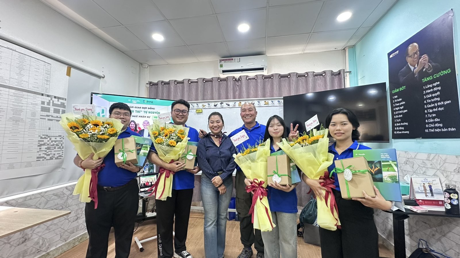Đội ngũ 4U nhận Hoa và Quà trong một Dịp Tri ân