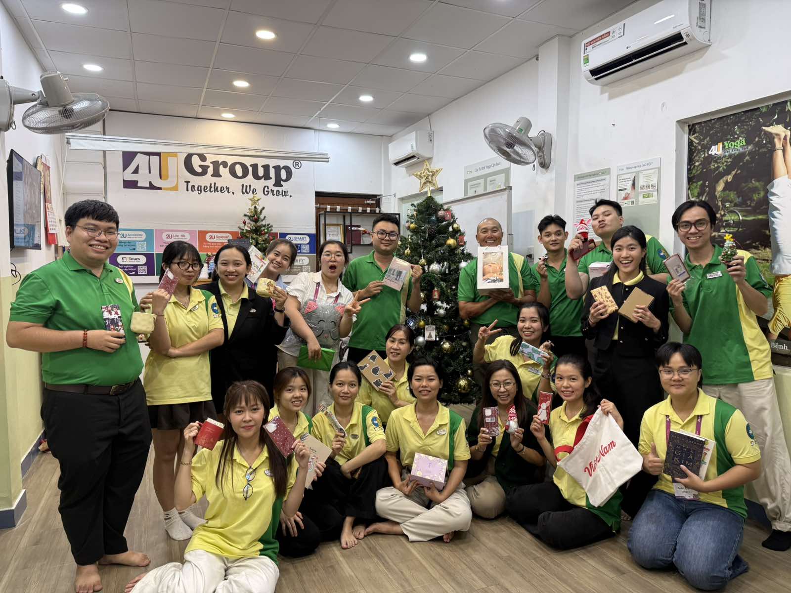 Đại Gia đình 4U Group tập hợp trong một Dịp Kỷ niệm cuối Năm
