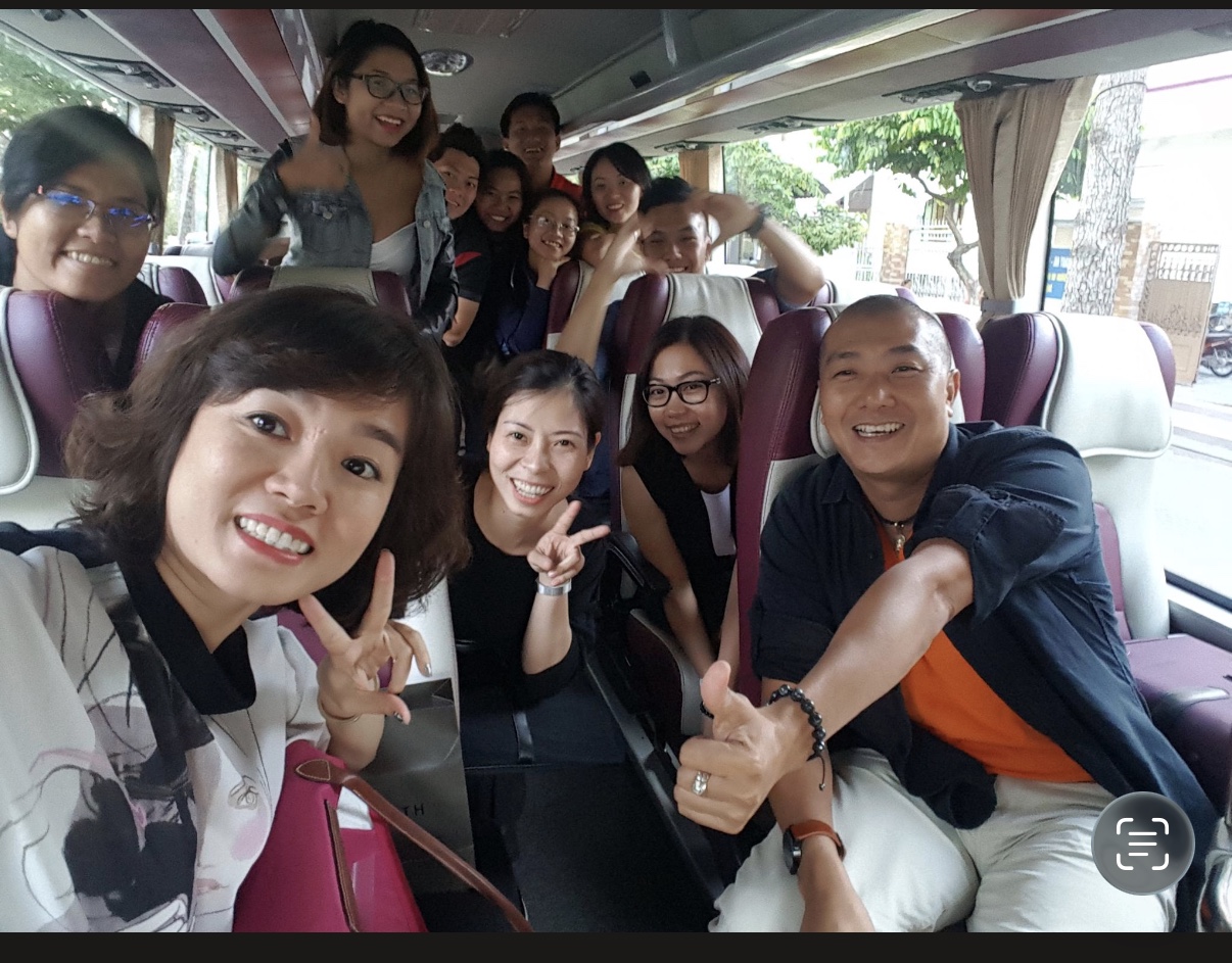 Đội ngũ 4U Tours cười vui trên Xe trong một Chuyến đi