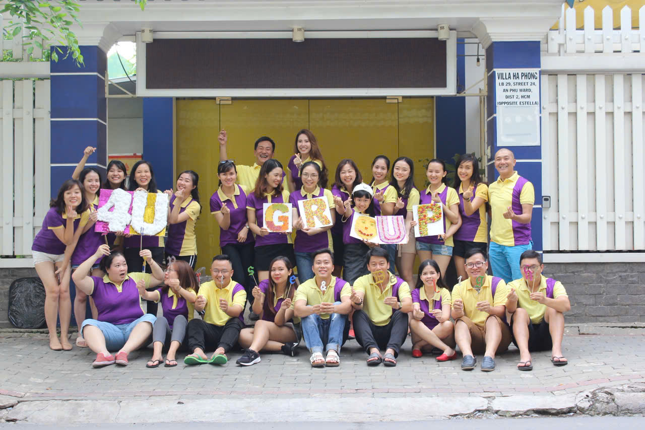 Đội ngũ 4U Group tập hợp trước Villa, cầm Bảng chữ 4U GROUP