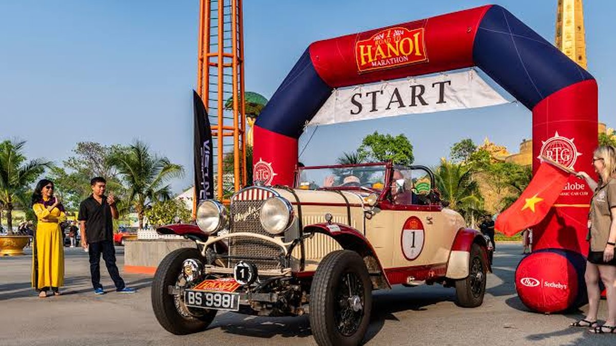 Xe cổ tại Cổng xuất phát Rally The Globe chặng Hà Nội