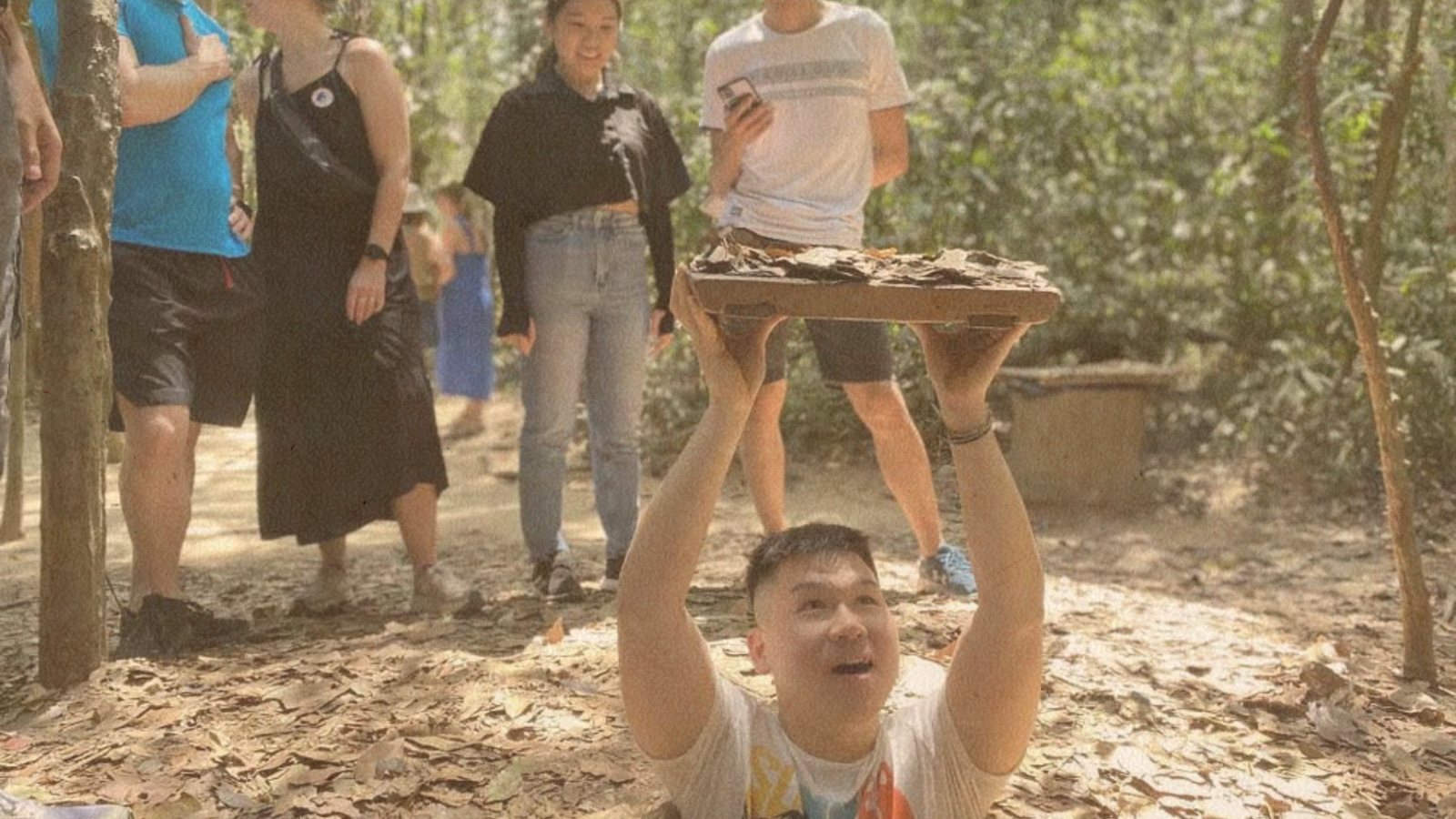 Khách mở Nắp hầm bí mật tại Địa đạo Củ Chi