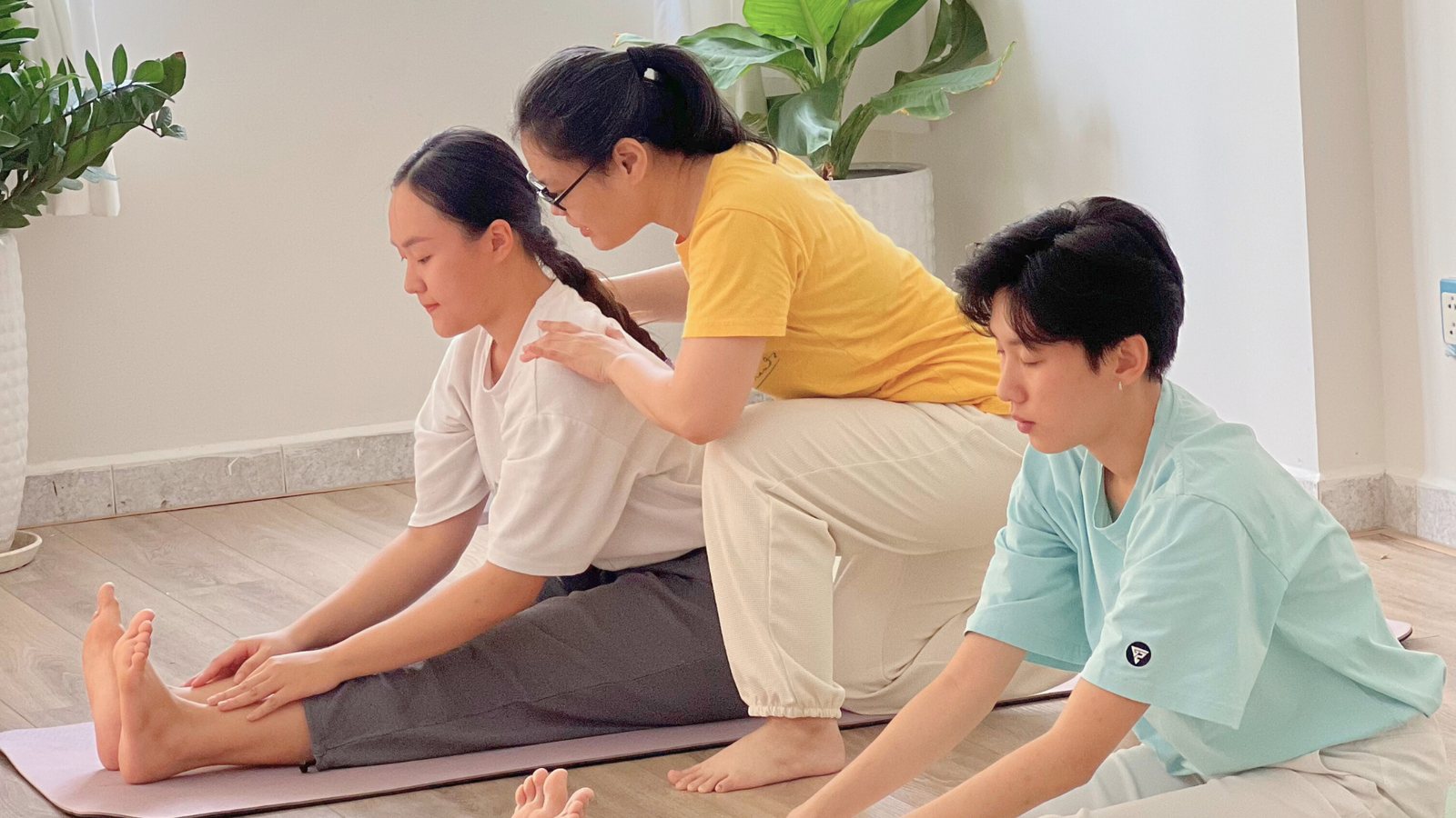 Giáo viên 4U Yoga chỉnh Tư thế cho Học viên trong Lớp Yoga 3Đ