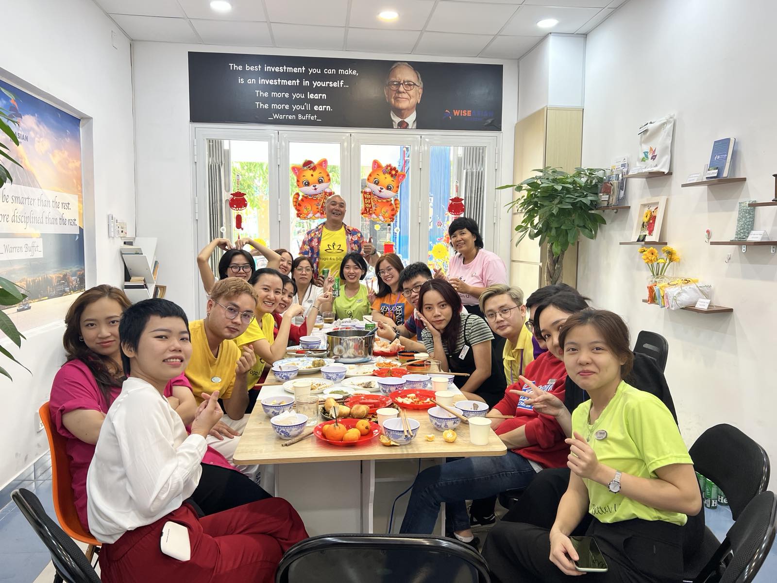 Đội ngũ 4U quây quần bên Bàn ăn dịp đầu Năm