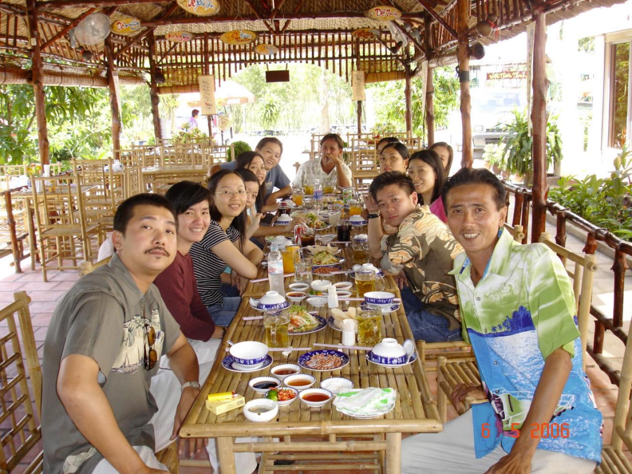 Một Bàn dài quây quần, Không khí thân mật của Đại Gia đình 4U