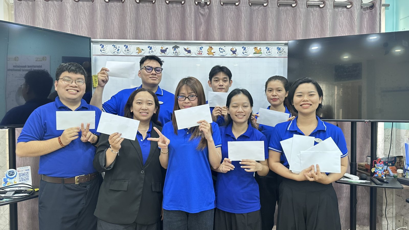 Đội ngũ 4U trong Đồng phục xanh, cùng nhau trong một Sự kiện Nội bộ