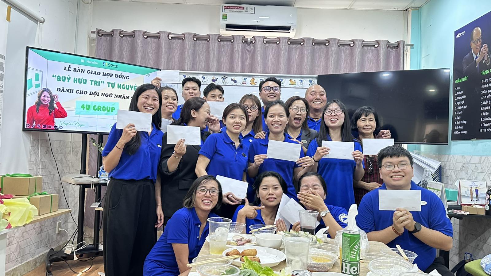 Đội ngũ 4U Group trong Lễ Bàn giao, cùng chụp ảnh Lưu niệm